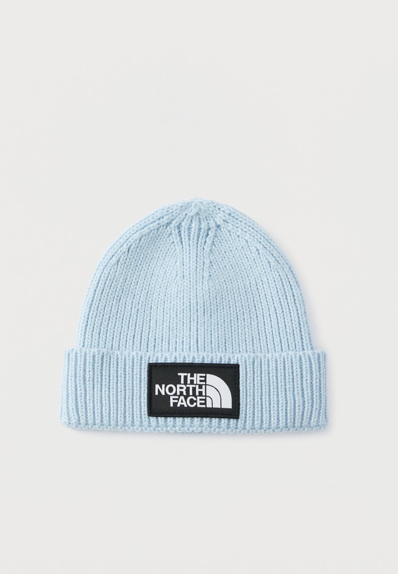 Ανοιχτό μπλε πλεκτό σκουφί με ριμπ υφή, διπλωμένο περιθώριο και μαύρο ορθογώνιο patch με το λογότυπο "THE NORTH FACE" σε λευκό.