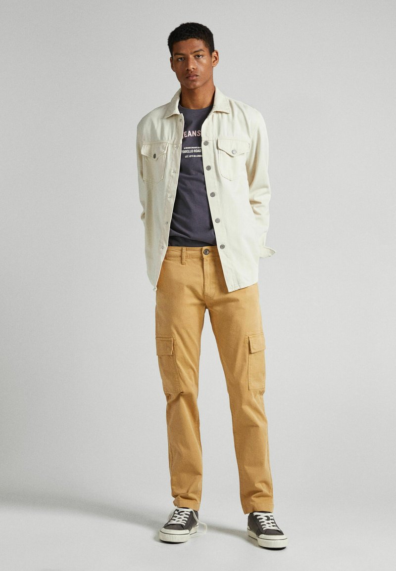 Pepe Jeans Cargobroek geel Pepe Jeans Cargobroek geel