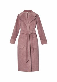 Cappotto rosa a motivo spina di pesce con colletto sciallato, vita regolabile con cintura e due tasche frontali. Realizzato in tessuto testurizzato, presenta maniche lunghe.