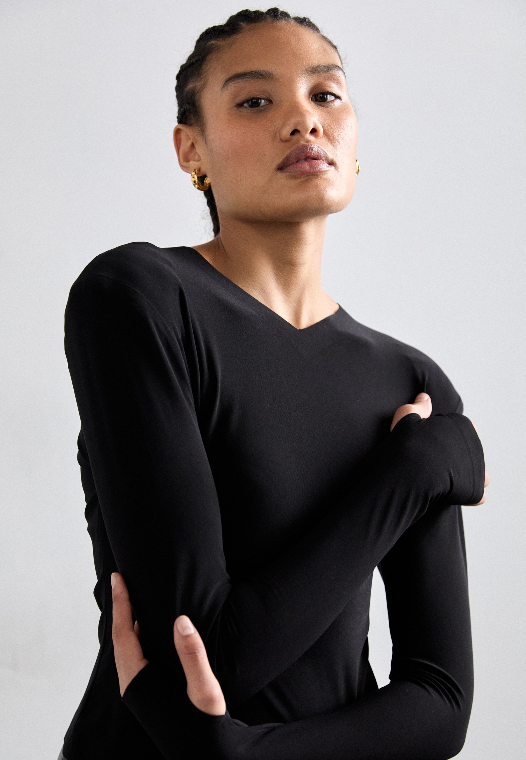 Norma Kamali LONG SLEEVE SHOULDER PAD V NECK - Camiseta de manga