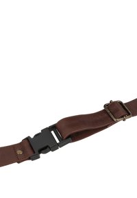 Bruine lederen riem met een gestructureerde afwerking, voorzien van een zwarte kunststof gesp en een bronzen accent gesp. Verstelbare lengte, minimalistisch design.