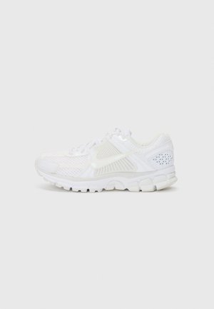 ZOOM VOMERO 5 - Trainers - white/platinum-coloured