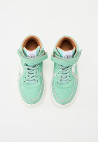 Zapatillas altas de cuero en verde menta con acentos blancos y costuras grises, con una correa de Velcro y un cuello acolchado para mayor comodidad.