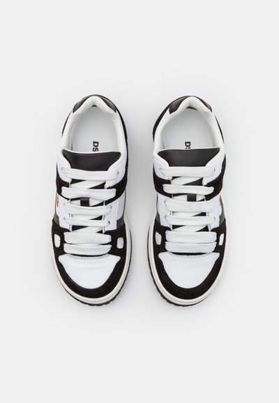Sneaker bianco e nero con tomaia in suede texturizzato e pelle liscia, punta rotonda, lacci piatti e suola in gomma. Presenta dettagli di cucitura.
