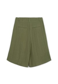 Shorts en lin vert olive avec une coupe décontractée, dotés de deux poches arrière, d'une texture unique et d'un design à jambe droite.