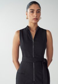 WILLA TAMA  - Etuikleid - black