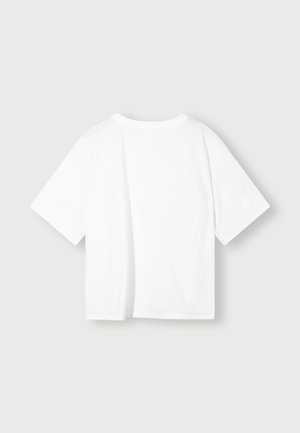 T-shirt en coton blanc à manches courtes avec un col rond, coupe décontractée et texture lisse. Pas de motifs ni de embellissements visibles.