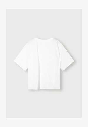 Witte katoenen t-shirt met korte mouwen, ronde halslijn, ontspannen pasvorm en een soepele textuur. Geen zichtbare patronen of versieringen.