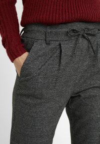 ONLY Petite Pantalon classique - black