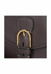 Braune, strukturierte Lederhandtasche mit einem Verschluss aus goldfarbigem Metall, ausgestattet mit kontrastierenden Nähten und einem glatten Riemendetail.