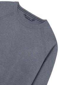 Maglione grigio a maniche lunghe con scollo rotondo, realizzato in maglia, con un colletto a coste e maniche raglan; presenta un logo discreto impresso sul lato sinistro anteriore.