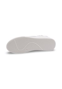 Semelle de sneaker blanche avec une surface en caoutchouc texturée, présentant des rainures horizontales et diagonales pour une meilleure adhérence. Bords lisses et forme de bout arrondi.