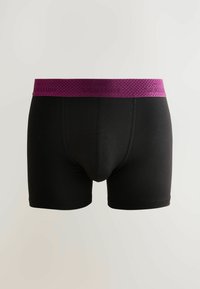 Boxerii negri, cu un brâu texturat de culoare fucsia, pe care se află cuvântul "SIGNATURE" embosat. Material moale, cu un design ajustat.