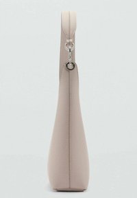 Borsa a spalla beige realizzata in materiale morbido, caratterizzata da una linea a goccia elegante, una tracolla singola e dettagli in metallo argentato.