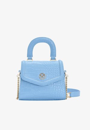Jasnoniebieska torebka o fakturze krokodyla z górnym uchwytem, złotym łańcuszkowym paskiem i złotym okrągłym logo na klapie.