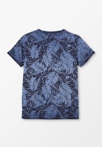 T-shirt z krótkim rękawem w ciemnoniebieskim kolorze z wzorem liści. Wykonany z miękkiej bawełny, z okrągłym dekoltem i lekkim materiałem.