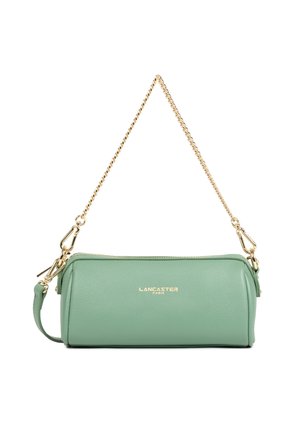 Sac à main cylindrique en cuir vert menthe avec une chaîne dorée et le logo "Lancaster Paris" centré en lettres dorées.