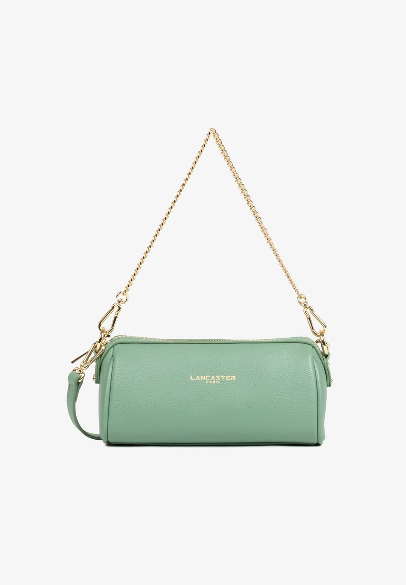Borsa cilindrica in pelle verde menta con tracolla in oro e logo "Lancaster Paris" centrato in lettere dorate.