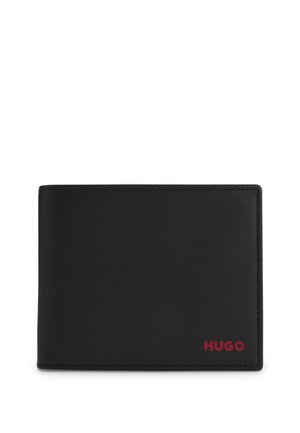 Portafoglio bifold in pelle nera con logo rosso HUGO nell'angolo in basso a destra, mostrato chiuso su sfondo bianco.