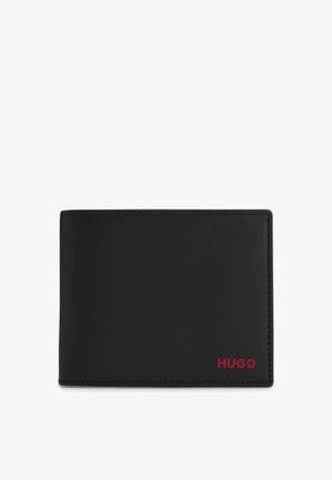 Portefeuille bifold en cuir noir avec logo rouge HUGO en bas à droite, présenté fermé sur fond blanc.