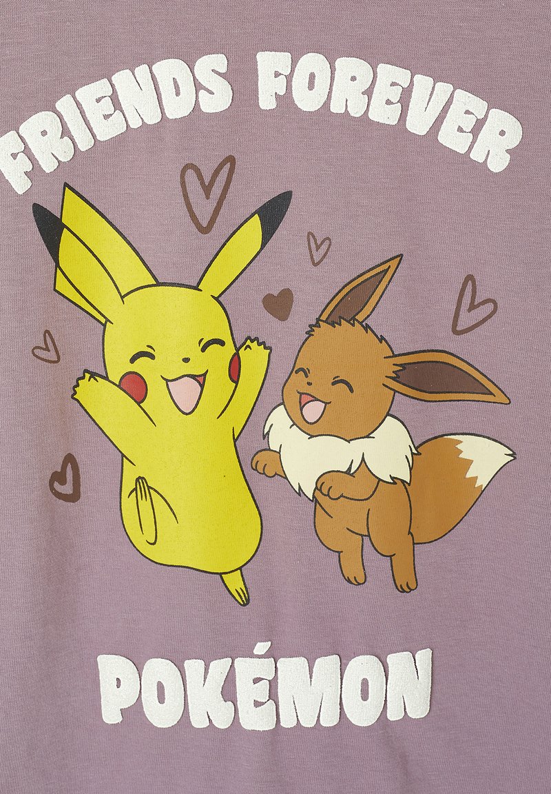 Lila T-Shirt mit Illustrationen von Pikachu und Eevee. Der Text lautet "FREUNDE FÜR IMMER" in fetten weißen Buchstaben, umgeben von kleinen Herzen.