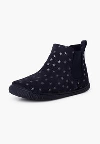 Botas de ante azul marino hasta el tobillo con laterales elásticos, que presentan un patrón de estrellas plateadas, punta redonda y suela de goma texturizada.