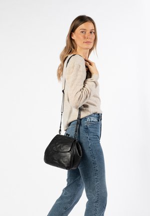 Borsa a tracolla in pelle nera con forma arrotondata, pattina ripiegabile e tracolla regolabile. Texture liscia con dettagli di cucitura discreti.