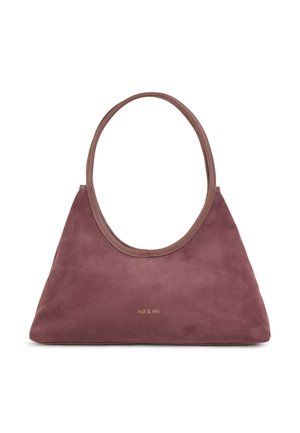 Bolso en forma de triángulo de suave ante burdeos con un borde de cuero marrón liso. Cuenta con un logo dorado en la parte inferior y un asa única.