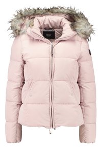 Růžová prošívaná bunda s odnímatelnou kapucí s umělým kožíškem, předním zipem, dvěma bočními kapsami a prošívaným vzorem. Součástí jsou stříbrné kovové doplňky.