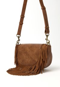 Borsa a tracolla in finta pelle marrone con dettagli frangiati, tracolla regolabile e accenti in ottone. Texture liscia con forma arrotondata.