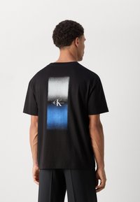 Calvin Klein Jeans GRADIENT FADE MONOLOGO TEE - Apdrukāts T-krekls - black