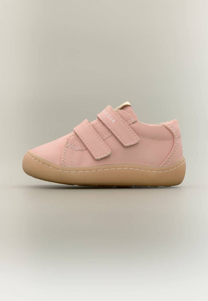 Ροζ συνθετικό παπούτσι με δύο λουράκια με βέλκρο, στρογγυλή μύτη, ελαστική σόλα και ραφές διακοσμητικές. Λείο υφή με μινιμαλιστικό σχέδιο.