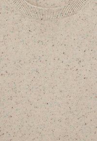 Cremefärgad stickad tröja med en fläckig textur av blå och bruna inslag, rund halsringning och ribbad detalj vid kragen.