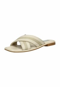 Beige schuif sandalen met kruisbanden, gemaakt van gestructureerde stof, met subtiele branding. Platte zool met een lichtbruine basis.