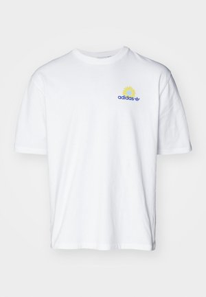 Biały T-shirt z krótkim rękawem z małym niebieskim logo Adidas i żółtą grafiką słonecznika po lewej stronie na piersi.