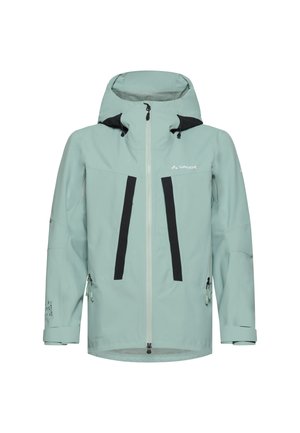 Giacca impermeabile azzurro chiaro con cappuccio, zip frontale, due tasche con zip nere e polsini regolabili. Presenta dettagli neri e branding.