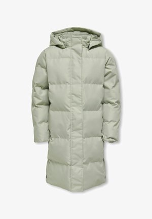 Abrigo de invierno largo acolchado en gris claro, con capucha, cremallera frontal cubierta por una solapa cortavientos y mangas largas con puños elásticos.
