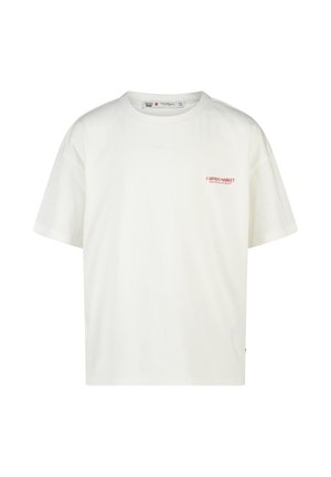 Witte T-shirt met korte mouwen, ronde hals en kleine rode tekst "FARMER'S MARKET FROM THE HILLS TO THE CITY" op de linkerborst.