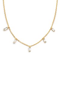 Collana in oro con cinque pendenti rettangolari trasparenti distribuiti uniformemente lungo la lunghezza, che riflettono la luce con una finitura lucida.