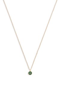 Collier en or avec un pendentif rond vert portant la lettre blanche "C" dans un design minimaliste.