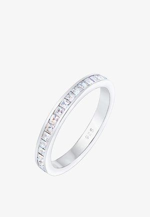 Bague fine en argent argenté avec une rangée de pierres précieuses claires taillées en carrés sur la moitié supérieure, estampillée "925" à l'intérieur de l'anneau.