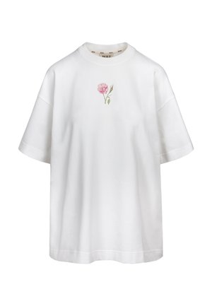 Wit oversized T-shirt met korte mouwen en een kleine roze bloemafbeelding in het midden onder de halslijn.