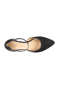 Scarpa con tacco alto in suede nero, punta affusolata, lacci regolabili alla caviglia e soletta beige. Texture liscia con un design elegante.