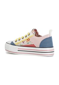 Bunte Plattform-Sneaker mit floralem Muster, mehrfarbigen Paneelen in Pink, Gelb, Blau und Weiß sowie einer kontrastierenden gestreiften Sohle.