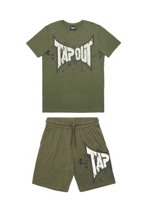 Alyvuogių žalios spalvos dviejų dalių apranga su marškinėliais, ant kurių yra „TAPOUT“ logotipas ir taškelių dizainas, derinama su atitinkamomis šortais. Abu pagaminti iš minkštos medžiagos.