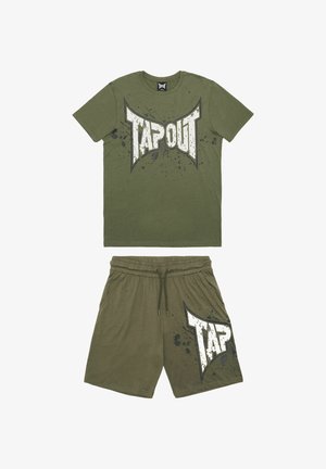 Dvodelni komplet v olivno zeleni barvi s kratko majico, na kateri je logotip "TAPOUT" in vzorec razpršenja, ter z ujemajočimi se kratkimi hlačami. Obe imata mehko teksturo.