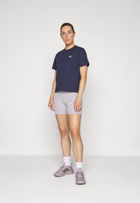 adidas Sportswear ESSENTIALS SMALL LOGO - T-shirt básica - legend ink