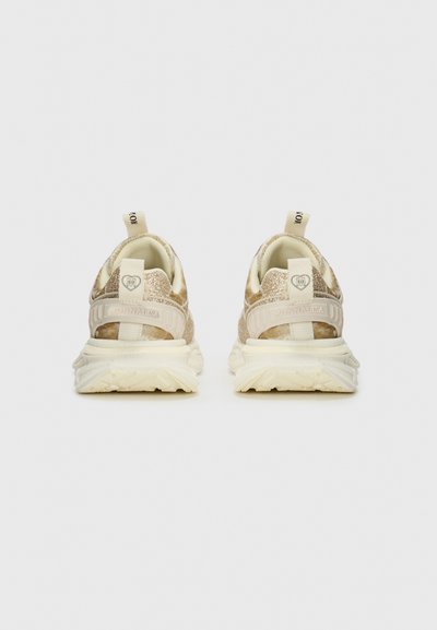 Beige Sneaker mit glitzerndem Finish, ausgestattet mit einem strukturierten hinteren Element, gepolstertem Schaft und einer Gummisohle mit Profil für besseren Halt.