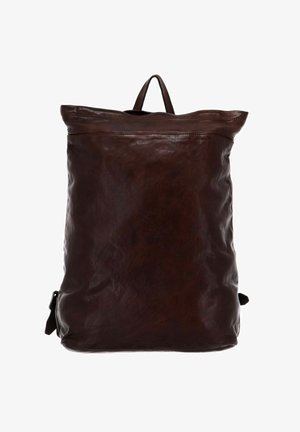 Zaino in pelle marrone con superficie texturizzata, chiusura roll-top e manico superiore. Presenta una tasca laterale con zip per ulteriore spazio di stivaggio.