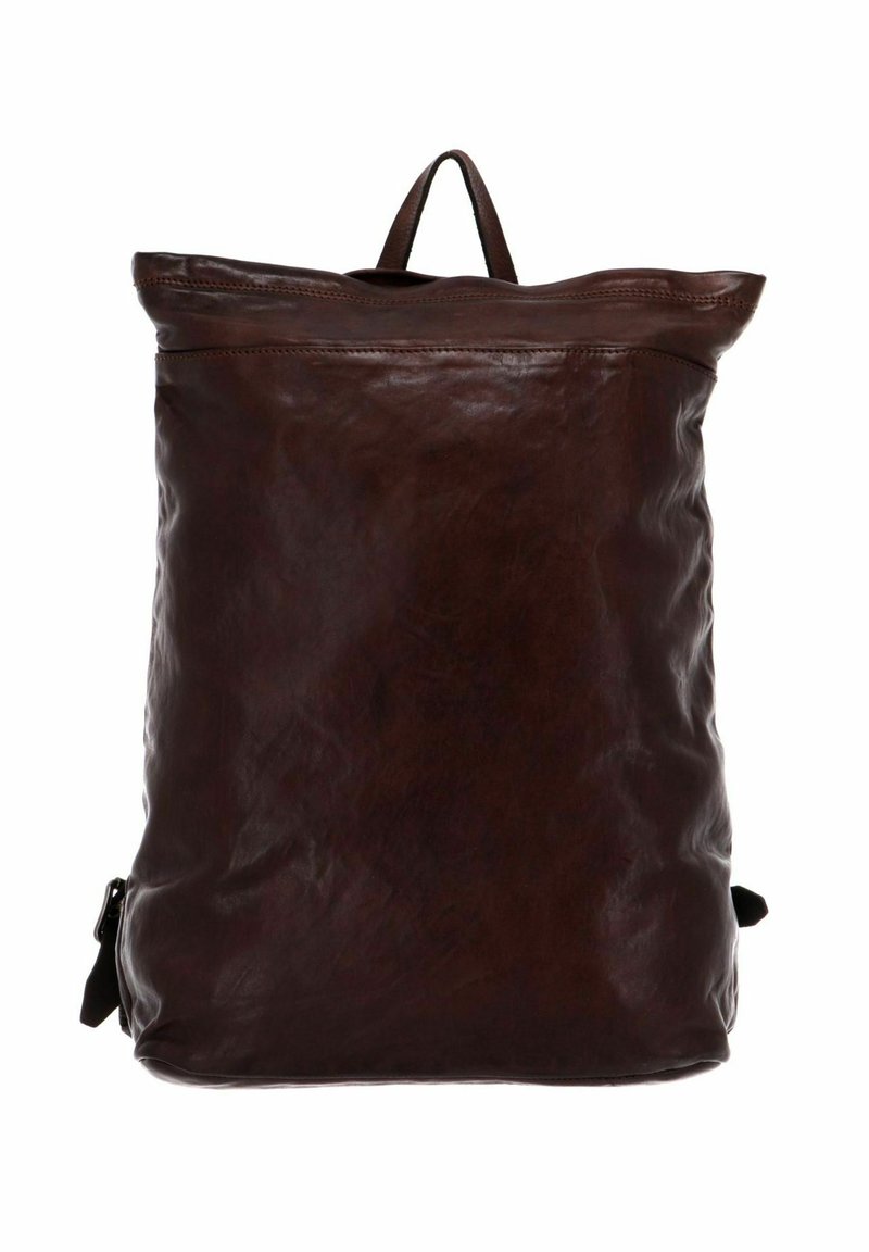 Zaino in pelle marrone con superficie texturizzata, chiusura roll-top e manico superiore. Presenta una tasca laterale con zip per ulteriore spazio di stivaggio.